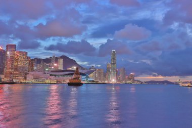 hk Victoria harbor bir gece görünümü