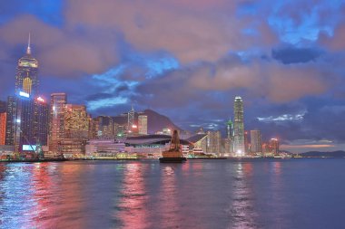 hk Victoria harbor bir gece görünümü