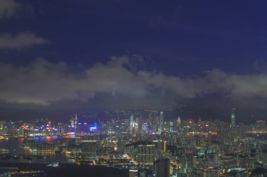 Kowloon East District 'den görülen bir gece manzarası