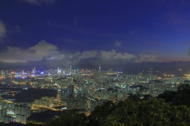 Kowloon East District 'den görülen bir gece manzarası