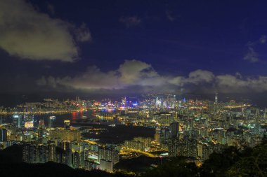Kowloon East District 'den görülen bir gece manzarası