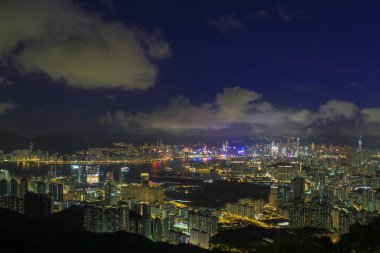 Kowloon East District 'den görülen bir gece manzarası