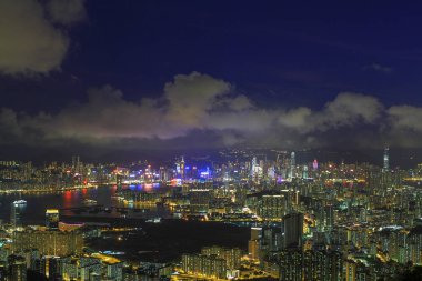 Kowloon East District 'den görülen bir gece manzarası