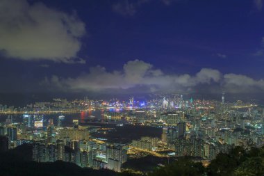 Kowloon East District 'den görülen bir gece manzarası