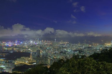 Kowloon East District 'den görülen bir gece manzarası