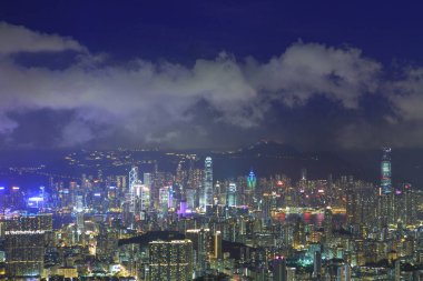 Kowloon East District 'den görülen bir gece manzarası