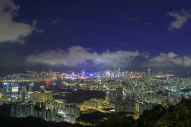 Kowloon East District 'den görülen bir gece manzarası