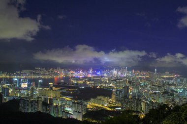 Kowloon East District 'den görülen bir gece manzarası