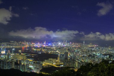 Kowloon East District 'den görülen bir gece manzarası