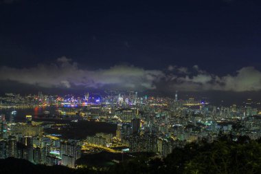 Kowloon East District 'den görülen bir gece manzarası