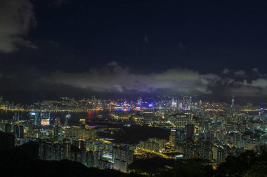 Kowloon East District 'den görülen bir gece manzarası