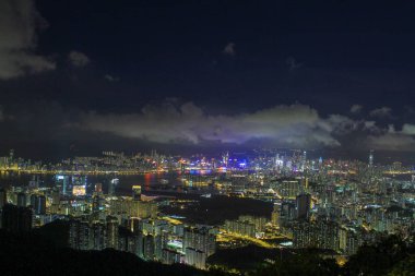 Kowloon East District 'den görülen bir gece manzarası