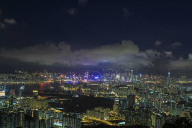 Kowloon East District 'den görülen bir gece manzarası