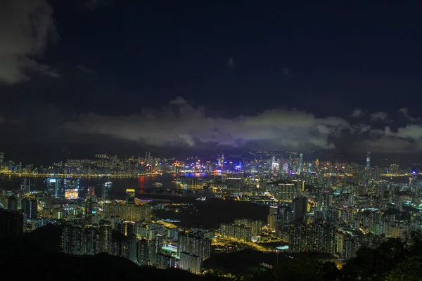 Kowloon East District 'den görülen bir gece manzarası