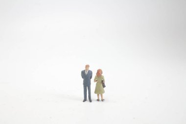 bir grup küçük insan figürü