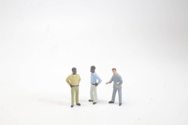 bir grup küçük insan figürü