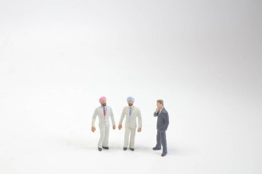 bir grup küçük insan figürü