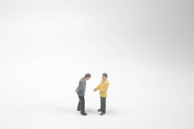 bir grup küçük insan figürü