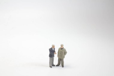 bir grup küçük insan figürü