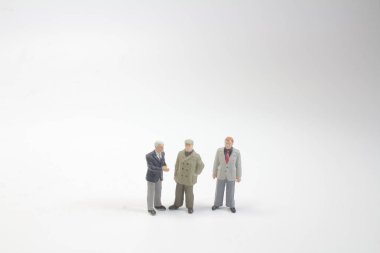 bir grup küçük insan figürü