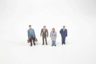 bir grup küçük insan figürü