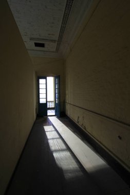 güneş akşam kapıdan parlıyordu