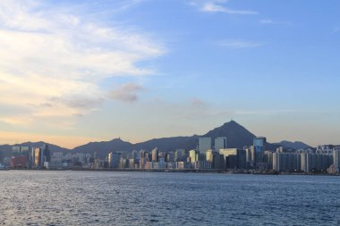 kowloon Körfezi kıyılarında kowloon taraftan