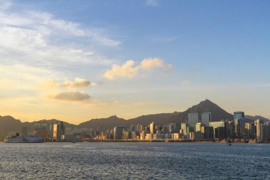 kowloon Körfezi kıyılarında kowloon taraftan