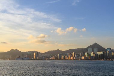 kowloon Körfezi kıyılarında kowloon taraftan