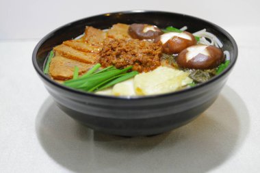 Pirinç şehriye çorbası, Yunnan kase