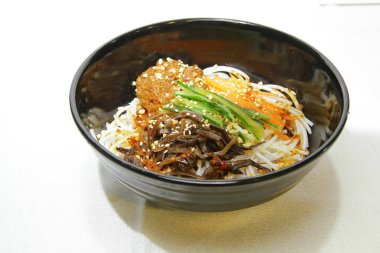 Pirinç şehriye çorbası, Yunnan kase