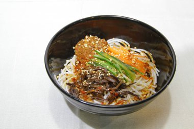 Pirinç şehriye çorbası, Yunnan kase