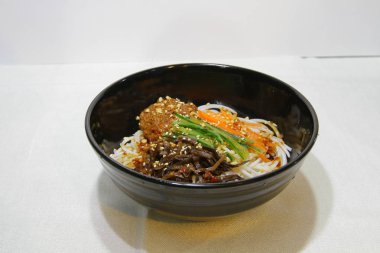 Pirinç şehriye çorbası, Yunnan kase