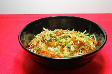 Pirinç şehriye çorbası, Yunnan kase