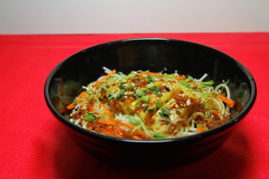 Pirinç şehriye çorbası, Yunnan kase