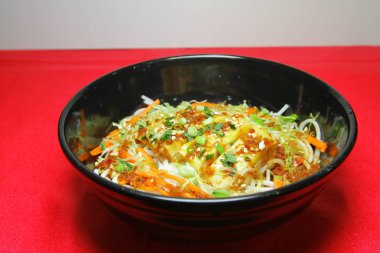 Pirinç şehriye çorbası, Yunnan kase