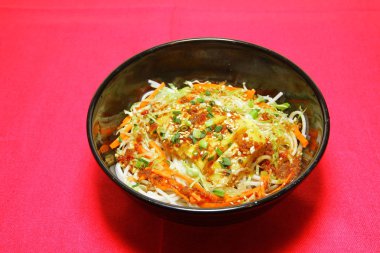 Pirinç şehriye çorbası, Yunnan kase