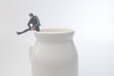 Dalgıç kupa üzerinde oyuncak 