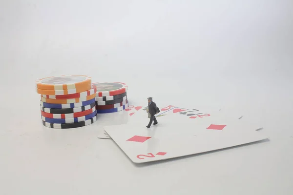 Mini Figur Med Poker Kort Spel Chips — Stockfoto