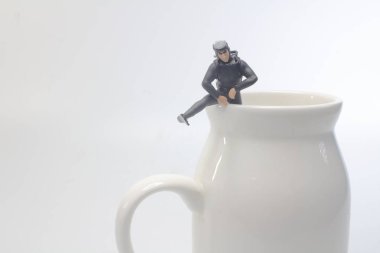 Dalgıç kupa üzerinde oyuncak 