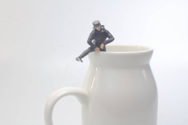 Dalgıç kupa üzerinde oyuncak 