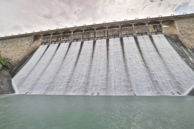 Dramtic mavi gökyüzü altında rezervuarlar baraj 