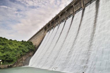 Dramtic mavi gökyüzü altında rezervuarlar baraj 