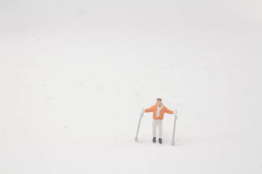 bir mini figür kayakçı kış zamanında