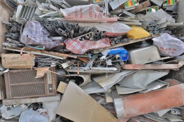 arka plan bir çöp kamyonu tarafından toplanan atık 