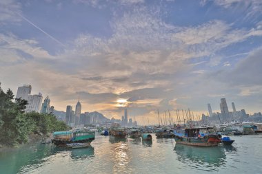 Causeway Bay tayfun içinde otopark bir tekne 