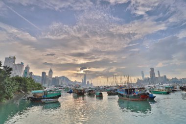 Causeway Bay tayfun içinde otopark bir tekne 