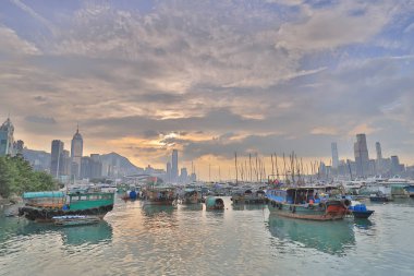 Causeway Bay tayfun içinde otopark bir tekne 