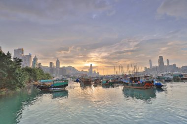 Causeway Bay tayfun içinde otopark bir tekne 