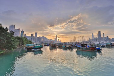 Causeway Bay tayfun içinde otopark bir tekne 